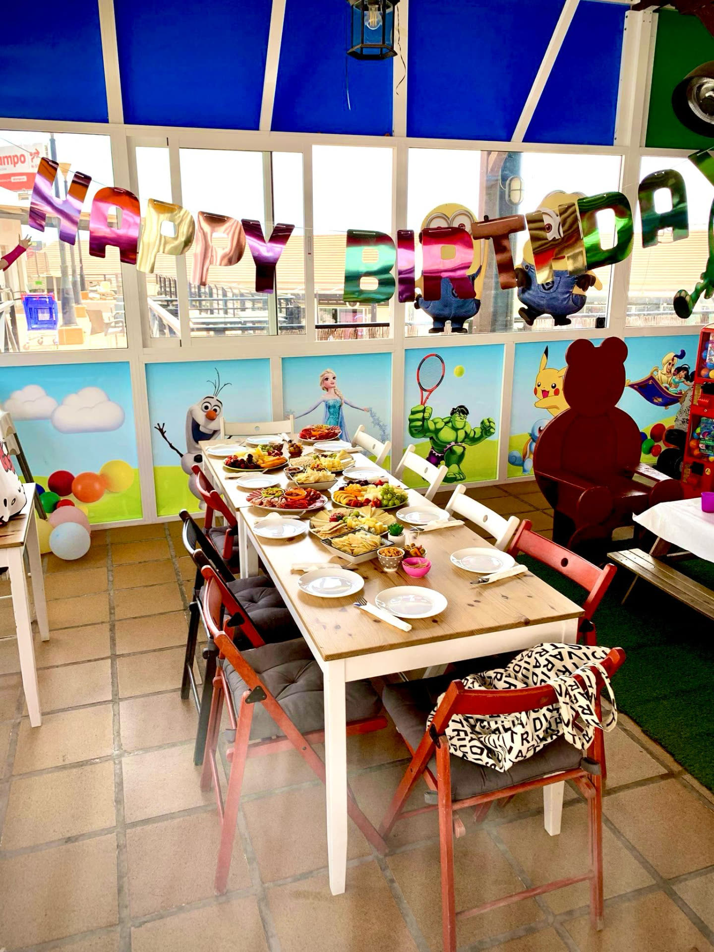 Birthday table prepared for a party at Dream Park Playa Flamenca